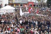 Milhares de professores e servidores se manifestam no Paraná