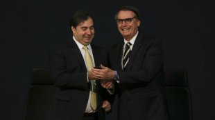 Bolsonaro presenteará deputados com milhares de cargos em troca da previdência, diz o Estadão