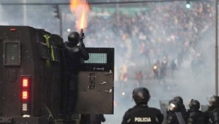 Equador: continua a perseguição governamental à imprensa alternativa e opositores