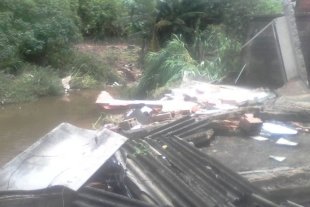 Casa desmorona após forte temporal em Mauá