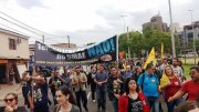 Municipários em greve fazem abraço ao DMAE contra a privatização