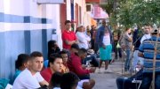 Em Linhares, mais de 100 pessoas dormem em fila para entrevista de emprego