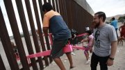 "Derrubam" o muro da fronteira com uma gangorra