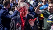 Em visita a Polônia, embaixador russo é recebido com tinta vermelha por manifestantes