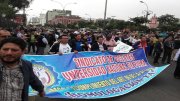 Professores de universidades peruanas saem às ruas