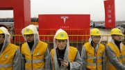 Trabalhadores da Tesla são obrigados a dormir na fábrica de Xangai para voltar a produzir