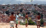 Crise e especulação imobiliária aumentou o tamanho de favelas e moradias precárias no Rio