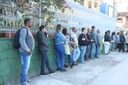 Notícia falsa de emprego gera filas no RJ e escancara os efeitos da crise para povo pobre