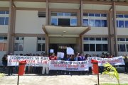 Professores de Macapá trancam prefeitura e acampam para exigir pagamento do piso salarial