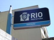 “A prefeitura empurra pra firma e a firma pra prefeitura e estamos sem salário" denuncia merendeira no Rio