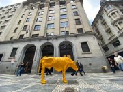 Escultura de "Vaca Magra" da fome é instalada no lugar do deplorável "Touro de Ouro"