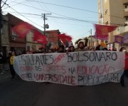 Bolsonaro é recebido em Pelotas com forte ato de estudantes contra os cortes na educação