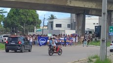 Estudantes da UFPE fecharam a BR-101 contra os cortes de Bolsonaro