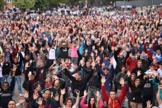 Trabalhadores da Mercedes votam greve por tempo indeterminado