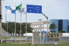 Protesto na UENF sem luz sob desmonte reacionário de Castro na educação do RJ