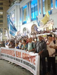 Centenas de servidores federais em greve fazem forte ato no Rio de Janeiro