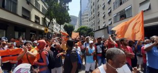 No 9º dia de greve, Garis do Rio fazem ato em Copacabana