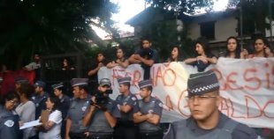 VÍDEO: PM reprime ocupação do Fernão mas estudantes resistem e pedem apoio 