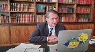 Bolsonaro dá boas vindas à Ômicron, a variante responsável por 98,7% das contaminações no país
