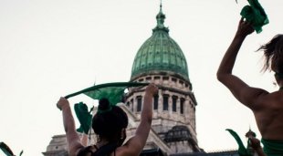 Agora é lei! Com uma multidão nas ruas, o Senado legalizou o aborto na Argentina