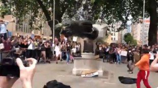 Manifestação antirracista na Inglaterra derruba estátua de traficante de escravos e a joga no rio