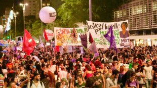 Capitais do país são ocupadas por dezenas de milhares de mulheres contra o machismo e os ataques de Bolsonaro