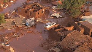 Mineradora Samarco deixa rastro de lama, mortes e destruição em Minas Gerais