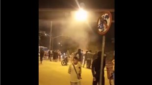 Moradores protestam após policiais assassinarem mototaxista e carona na Cidade de Deus 