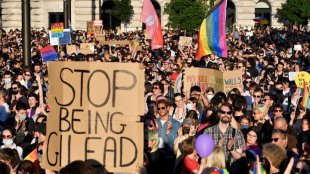 Hungria proíbe por lei conteúdos LGBTQ+ nas escolas e na televisão