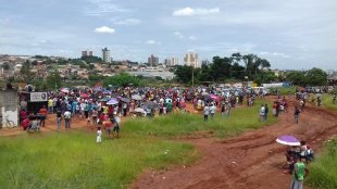 Maior ocupação urbana do estado de SP, Vila Soma, faz ato após suspensão da reintegração 
