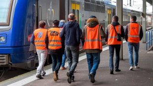 Trabalhadores ferroviários e das usinas nucleares se unem à greve petroleira na França