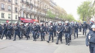 Brutal repressão em Paris contra estudantes que rechaçaram a reforma trabalhista