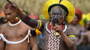 Como Kopenawa, cacique Raoni questiona governo Lula sobre continuidade de barbárie contra indígenas