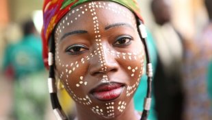 Nigéria criminaliza processo misógino de mutilar a genital feminina