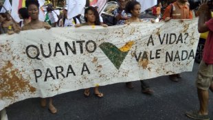 Ato contra tragédia de Brumadinho reúne cerca de 100 pessoas no Rio