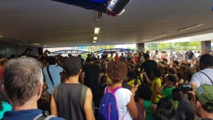Centenas se mobilizam no Rio contra o racismo do Extra