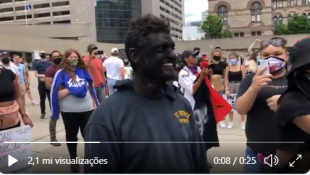 VÍDEO: Racista faz black-face nos EUA e é protegido por policiais contra manifestantes negros 