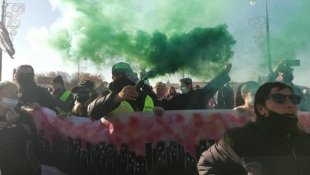 França: Multidão rejeita nas ruas a lei que ataca a liberdade de imprensa