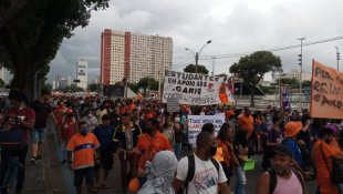 Em novo ato, Garis tomam as ruas do Rio contra as demissões políticas de Paes e Comlurb 