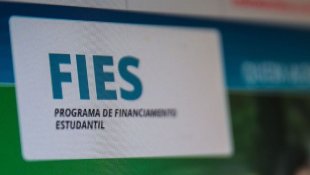 Suposto "perdão" de dívidas do FIES tem interesse do governo em cobrar jovens que não têm direito à educação gratuita