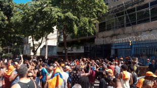 No 8º dia de greve, garis do Rio se reúnem em frente a sindicato e definem propostas
