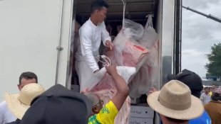 Patronal distribui carne para manifestantes golpistas, enquanto o povo passa fome nas filas do lixo