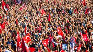 Dezenas de milhares de turcos voltam à Praça Taksim 'contra os golpes e a ditadura'