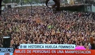 Mulheres entoam canções da Revolução Espanhola em meio a greve histórica no 8M