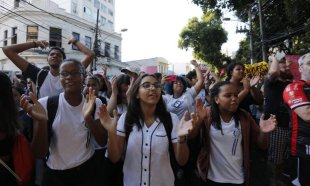 Ato contra o corte de verba nos IFs reúne milhares no RJ