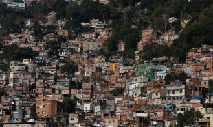 Não existe isolamento social nas favelas pelo Brasil: a importância dos atos de domingo