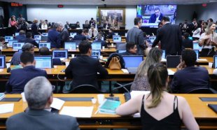 PEC que tem como relator Kim Kataguiri prevê o fim do ensino superior público gratuito e será votada hoje