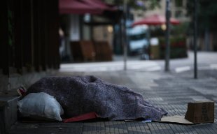 Morador de rua morre de frio em meio às políticas higienistas de Dória e Alckmin