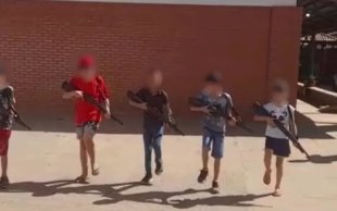 [VÍDEO] Sob o comando de militar, crianças marcham e treinam com réplicas de fuzis em escola