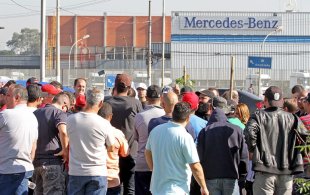 Trabalhadores da Mercedes rejeitam proposta da empresa e do sindicato da CUT
